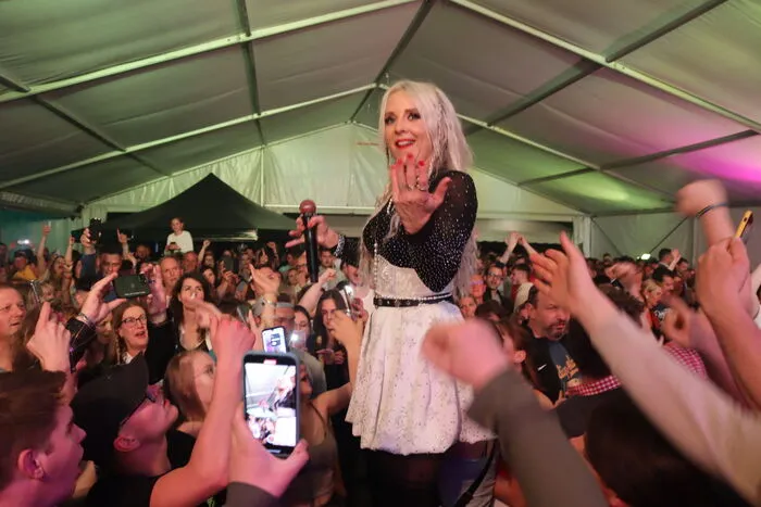Stargast Hannah gab sich in Völkermarkt publikumsnah und die Gäste waren lautstark bei ihren Hits mit dabei.