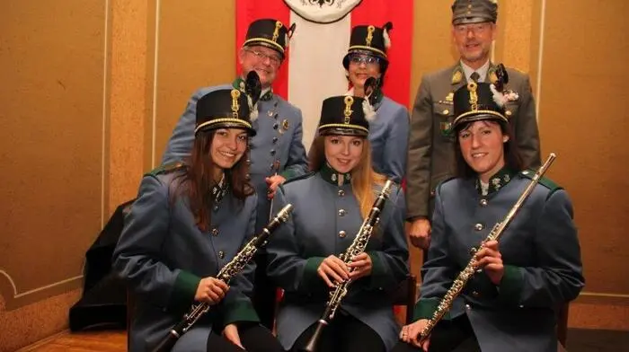 Traditionell und mit viel Charme rutschte man musikalisch ins neue Jahr. Klicken Sie sich durch.