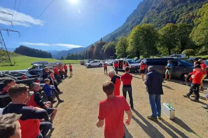 Am Nachmittag stand eine Einsatzübung am Kaiser Franz Josef Klettersteig am Plan, wobei zwei Personen - eine davon schwer verletzt - mit einer Seilbahn aus dem steilen und unwegsamen Gelände gerettet werden mussten.