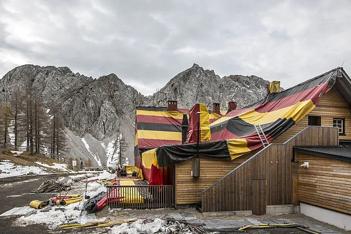 Die Zeltplanen werden über die Hütte gelegt. Seit Freitagvormittag (27. Oktober) ist das Haus komplett verhüllt.