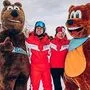 Oliver Burkhardt mit den Maskottchen "Petzi und Anna" und der guten Seele der Skischule, Rosi Wauch 