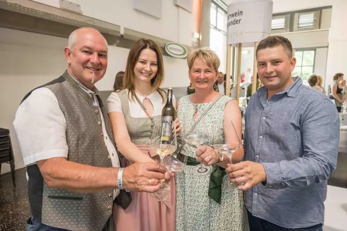 Rupert, Cornelia, Karin und David Ulrich (von links) durften auf einen erfolgreichen Abend anstoßen. Die Winzerfamilie aus St. Anna am Aigen holte sich drei Landessiege und den Titel „Weingut des Jahres“.