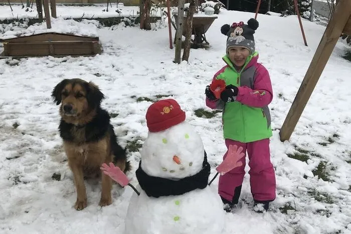 Annalena Riedl und Hündin Bella aus St. Nikolai im Sausal hatten im Schnee jede Menge Spaß