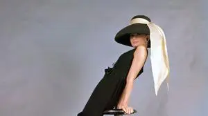 Audrey Hepburn in „Breakfast at Tiffany‘s“ (1961) – das legendäre „Kleine Schwarze“ stammt natürlich von Hubert de Givenchy 