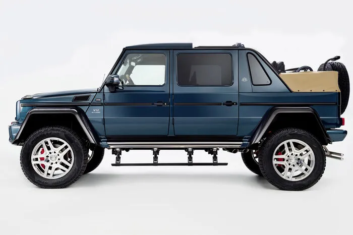 Eine Länge von 5345 Millimetern und 3428 Millimeter Radstand und eine Höhe von 2235 Millimetern – so lauten die Eckdaten des Luxus-Offroaders. Dank der Portalachsen hat der Landaulet fast einen halben Meter Bodenfreiheit. Gut, dass die elektrisch ausfahrbaren Einstiegshilfen den Zutritt in das Fahrzeug erleichtern.