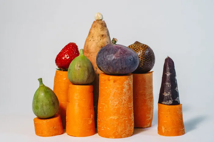 Bauwerk aus Feigen, Erdbeere, Haselnuss, Salak (Schlangenfrucht) und Karotten. Zur Lösung des Rätsels einfach weiterklicken...