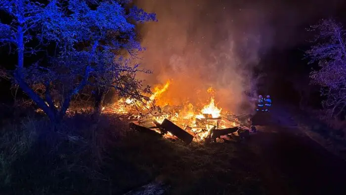 50 Feuerwehrleute waren in der Nacht von Mittwoch auf Donnerstag bei einem Brand in Egelsdorf bei Sinabelkirchen im Einsatz