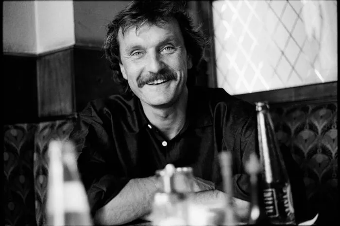Ein guter Platz, um Künstler an ihrem Arbeitsplatz zu treffen: das Cafe Eiles. Hier zu sehen: Autor Christoph Ransmayr im Jahr 1989.