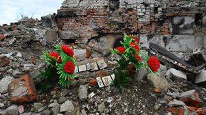 Laut OHCHR wurden bis zum 15. Februar 2023 mindestens 8000 ukrainische Zivilisten getötet. Im Bild: Eine improvisierte Gedenkstätte nach einem Angriff auf ein Wohnhaus in Isjum im Osten der Ukraine