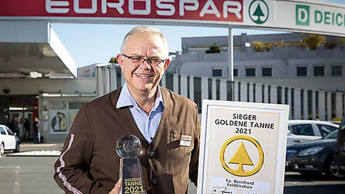 Kaufmann Herbert Bernhard freut sich über die "Goldene Tanne"