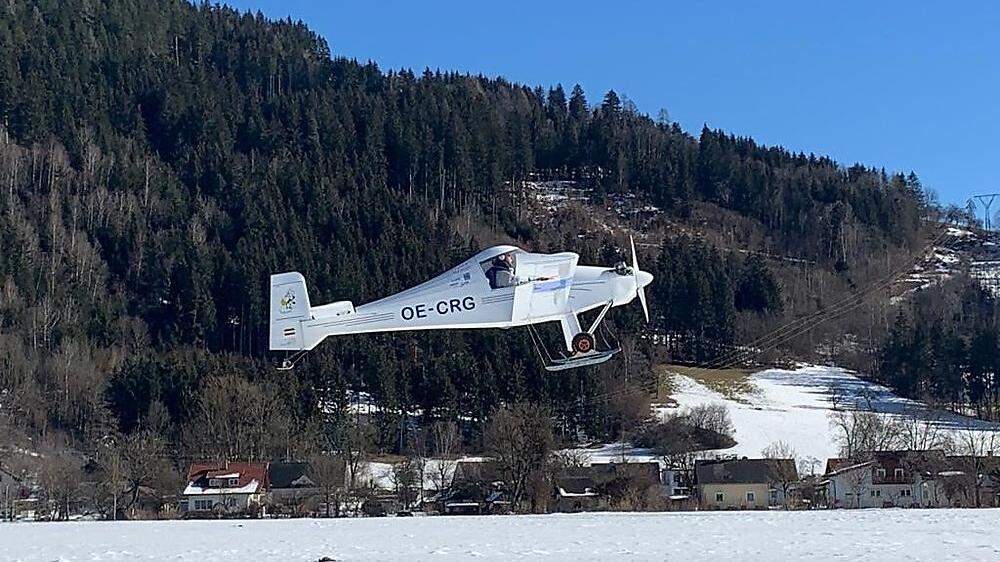 Mit seinem selbst gebauten Flugzeug, der MC 30 &quot;Luciole&quot;, hob Rainer Gaggl am Montag in Feldkirchen ab