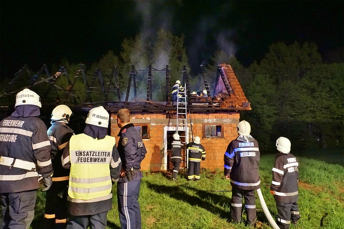 Mit Mühe konnte das Ausbreiten des Feuers auf das Holzlager verhindert werden.