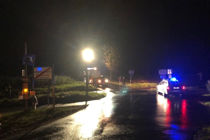Die Feuerwehr Sebersdorf sicherte die Unfallstelle ab, baute einen Brandschutz auf und entfernte nach Freigabe der Polizei das Unfallfahrzeug von der Fahrbahn. Anschließend wurde die Straße noch von Trümmerteilen gereinigt und ausgeflossene Betriebsmittel gebunden.