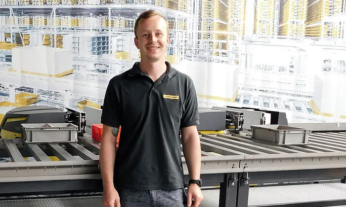 Mitarbeiter Stefan Hubmann vor einer Testanlage im Kundenzentrum SSI SCHÄFER