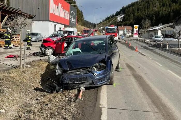 An den Fahrzeugen entstand Totalschaden.