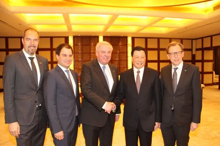 Wirtschaftsgespräche in Shanghai: WKO-Vizepräsident Jürgen Roth, LH-Stv. Michael Schickhofer, LH Hermann Schützenhöfer, Bgm. Ying Yong und LR Christian Buchmann (v.l.)