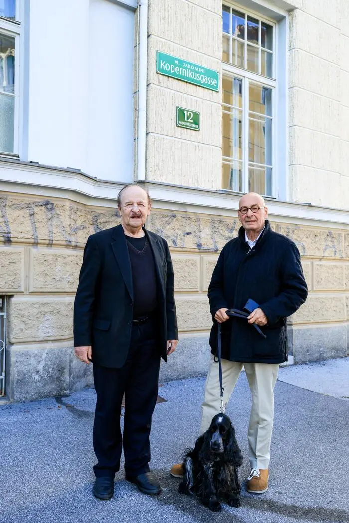 Die menschliche Intelligenz: Stadthistoriker Karl Kubinzky und Spaziergänger Christian Weniger mit Lilly