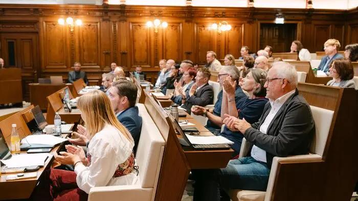 Mandatare im Sitzungssaal des Grazer Gemeinderats