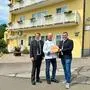 Philip Svazek und David Tischler mit Gerold Kohlhuber (Mitte) vom Freiensteinerhof