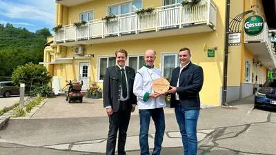 Philip Svazek und David Tischler mit Gerold Kohlhuber (Mitte) vom Freiensteinerhof