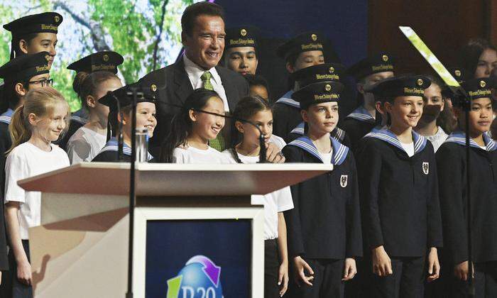 Schwarzenegger mit den Sängerknaben bei der Gipfeleröffnung