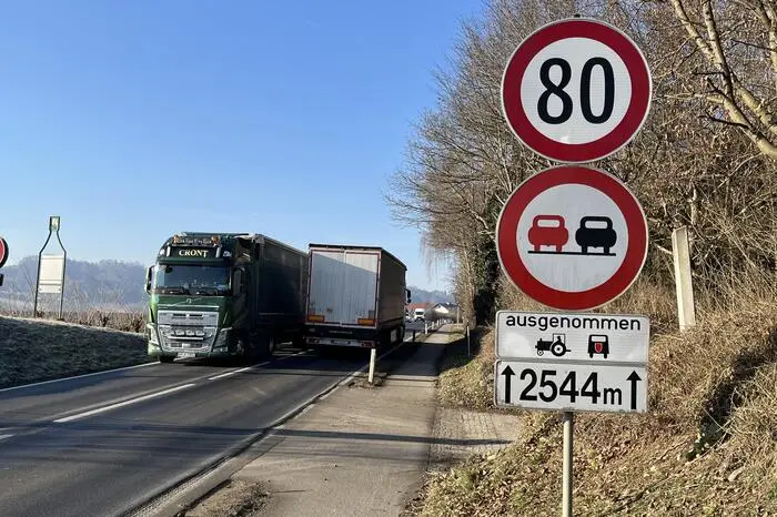 Gedränge an der Ortseinfahrt