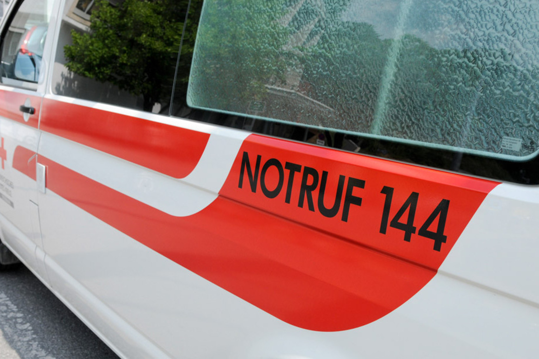 Frau (25) verletzt: Pkw-Lenker übersieht auf A2 Kolonne und fährt Wagen auf