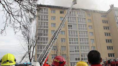 Die Klagenfurter Feuerwehr bei einem Brand im Hochhaus-Einsatz
