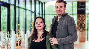 Die Familie Höfer in ihrem neuen „Baby“, der 100 Quadratmeter großen mit großzügigen Glasflächen versehenen Vinothek