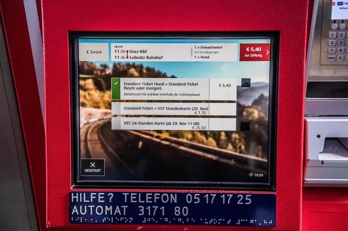 Schritt vier: Bevor es ans Bezahlen geht, fasst der Automat die gewählte Strecke zusammen. Ein rotes Feld rechts oben zeigt den Preis. Die Buchung wird durch Tippen auf dieses Feld fortgesetzt.
