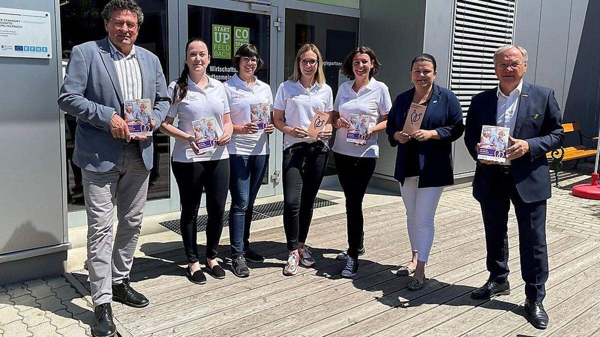 Stadtamtsdirektor Michael Mehsner, die Community Nurses Viktoria Lafer, Julia Edelsbrunner, Sandra Klenner und Kathrin Pfeifer, Projektleiterin Sonja Skalnik und Bürgermeister Josef Ober 