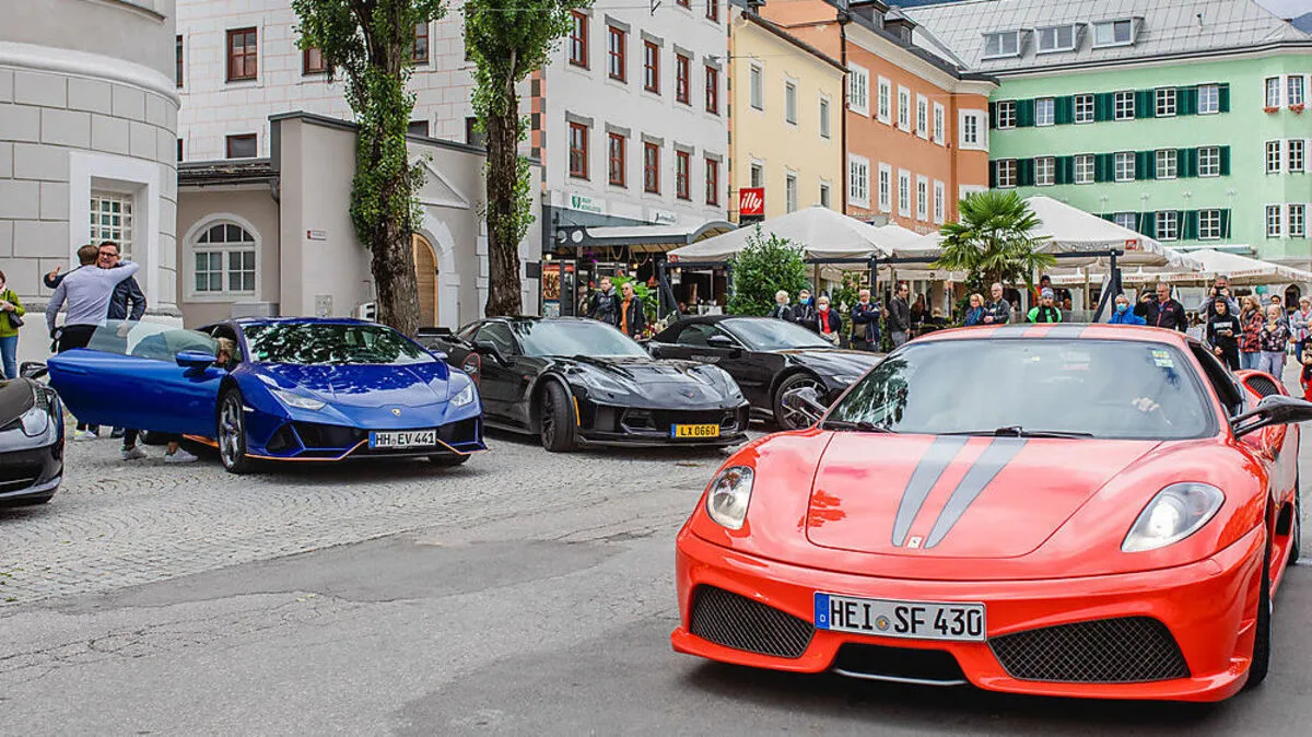Vor der Liebburg nahmen die Boliden Aufstellung 