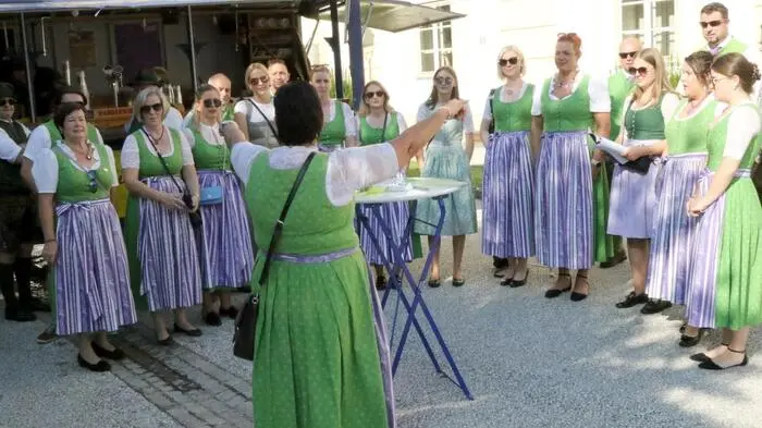 Es war bereits das dritte Mal, dass der Singkreis Lieding unter Chorleiterin Renate Hoi  zur „Wirtshauswanderung“ lud. 