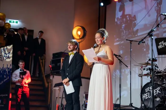 Danach hielten Magdalena Igler und Andre Karner, die auch Teil des Maturaballkomittees waren, eine Ansprache.