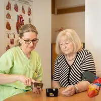 Diplompflegerin Barbara Narrath und Patientin Mathilde Reiterer 