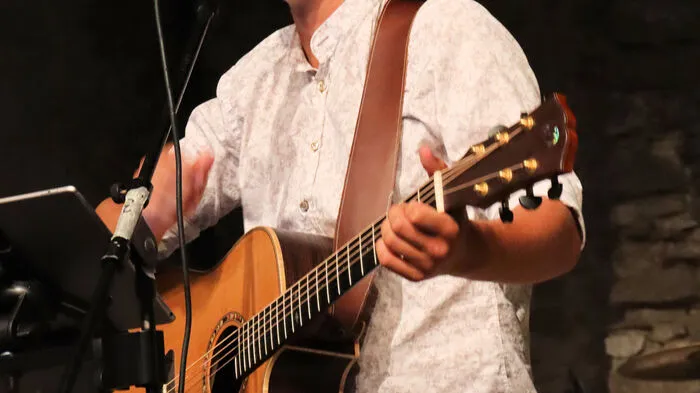 Der Shootingstar der heimischen Austropop-Szene Chris Steger sorgte mit seinem Konzert auf der Burg Obervoitsberg für beste Stimmung und hohen Blutdruck bei seinen weiblichen Fans.