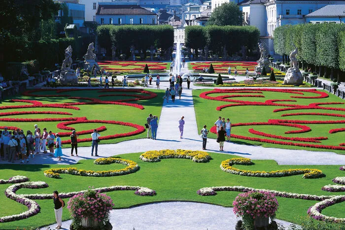Wohnen in der Wiege der Salzburger Festspiele.Mozarts Geburtshaus, die Festung Hohensalzburg, Getreidegasse oder der blühende Mirabellgarten: Die Highlights der barocken Salzburger Altstadt sind rund um den Globus bekannt. Wer eines der „Schlosshotels &amp; Herrenhäuser“ bucht, wohnt mittendrin: im original erhaltenen Rokoko-Schloss Leopoldskron etwa, in dem Max Reinhardt und Hugo von Hofmannsthal die Salzburger Festspiele begründeten. Oder im Schlosswirt zu Anif, Österreichs wohl schönstem Biedermeier-Gasthof, in dem Herbert von Karajan Gast war. Oder im Hotel &amp; Villa Auersperg, dem geschmackvoll renovierten Hoteljuwel mit blühendem Garten, City-SPA und exquisitem Frühstücksangebot.www.schlosshotels.co.at/leopoldskron, www.schlosshotels.co.at/schlosswirt, www.schlosshotels.co.at/auersperg