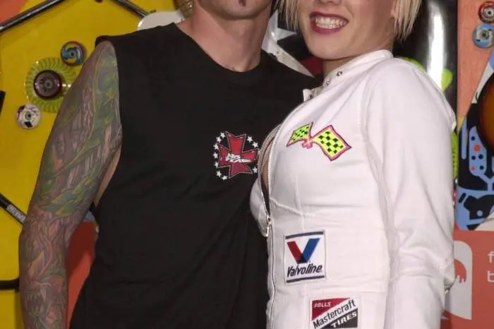 Streng genommen sind auch diese beiden Stars nur einmal verheiratet, trotzdem haben sie sich zweimal das Ja-Wort gegeben. Die Ehe von Sängerin Pink und Motorcross-Profi Carey Hart ging 2008 nach nur zwei Jahren in die Brüche. 