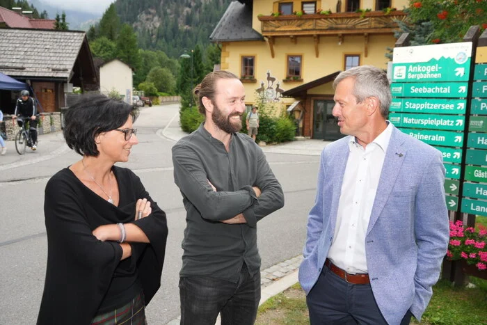 Die Architekten des Einsatzzentrums Sonja Hohengasser und Jürgen Wirnsberger im Gespräch mit Vizebürgermeister Anton Glantschnig (GFM). Die Architekten hatten den Architekturwettbewerb für sich entschieden und einen funktionellen Bau mit Sichtbeton, Glas und 86 Tonnen Holz geplant.     