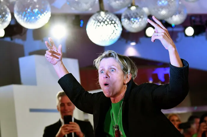 ... Das unkonventionelle, gegen den Strich gebürstete Auftreten der 60-jährigen Schauspielerin verleiht dem Lido eine Extraportion Coolness ...