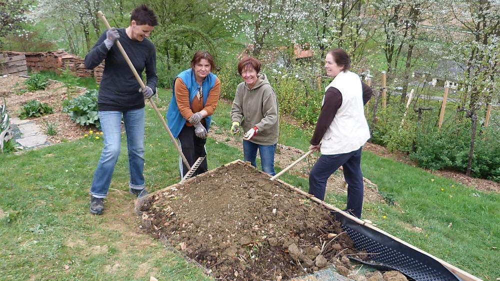 Nach vier Stunden haben Hildegard, Helga, Susanne und Monika das Hügelbeet für Setzlinge bereit gemacht