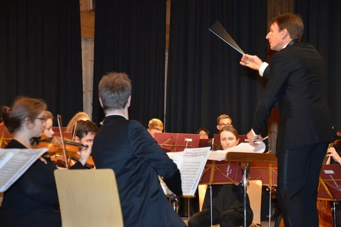 Gottfried Rabl war diesmal der Dirigent des Orchesters, der auch mit heiteren Einlagen durch das Konzertprogramm führte.