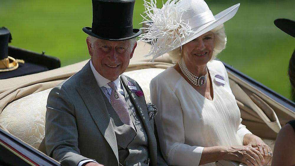 Camilla, Herzogin von Cornwall, mit ihrem angetrauten Prinz Charles beim royalen Pferderennen in Ascot Ende Juni