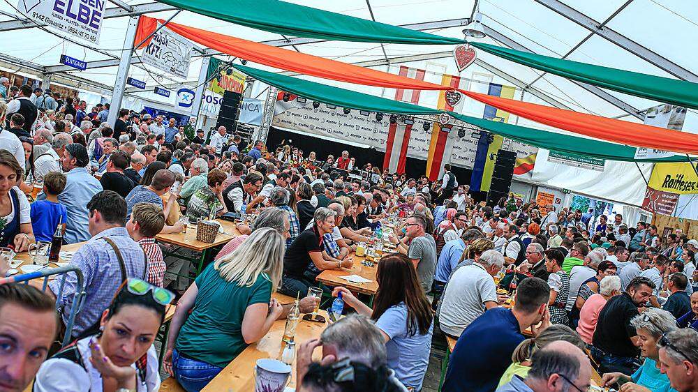 Ein Bild, das es heuer nicht geben wird: Tausende bei der Eröffnung des Bleiburger Wiesenmarktes