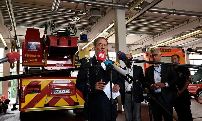 Kanzlerkandidat Armin Laschet (CDU) verspricht Hochwasseropfern Hilfe.