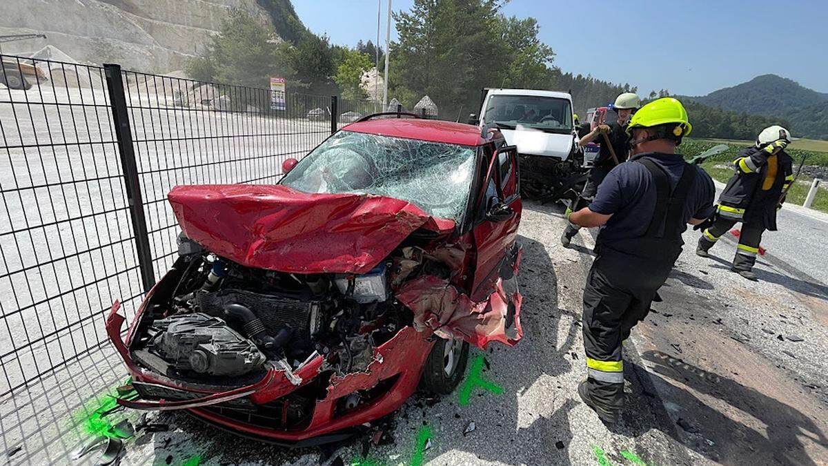 Die zwei Fahrzeuge wurden schwer beschädigt