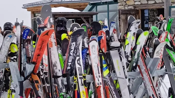 Ski stehen vor einer Hütte im Schnee