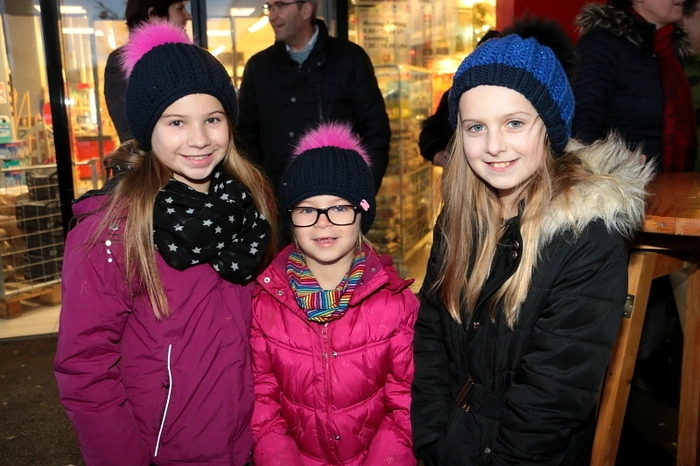 Diesmal stimmten auch die Mädchen und Buben des Kindergartens mit Leiterin Tanja Oberländer Weihnachtslieder an. Unter den Zusehern befand sich auch Stallhofens Bürgermeister Franz Feirer.