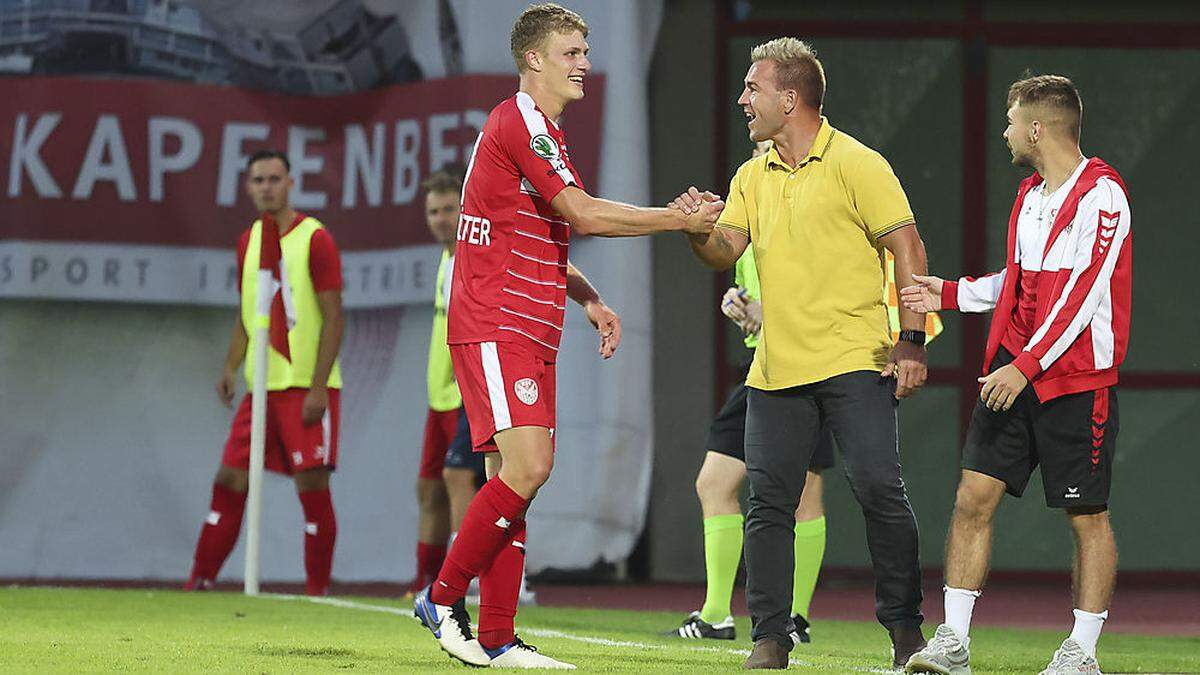 Lukas Walchhütter (links) jubelt mit Trainer David Sencar