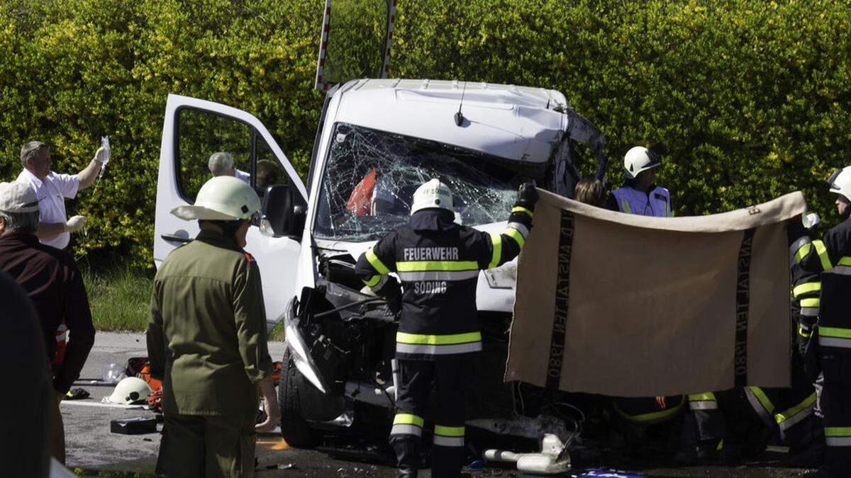 Unfall mit Schulbus: Lenkerin und ein Kind verletzt